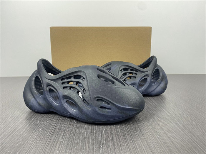 ad*s Y**zy foam rnnr mineral blue gx8506