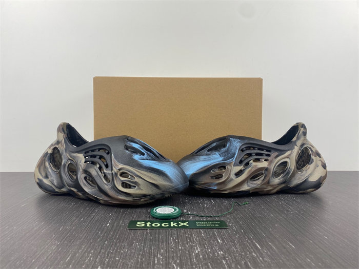 ad*s Y**zy foam rnr mx cinder id4126