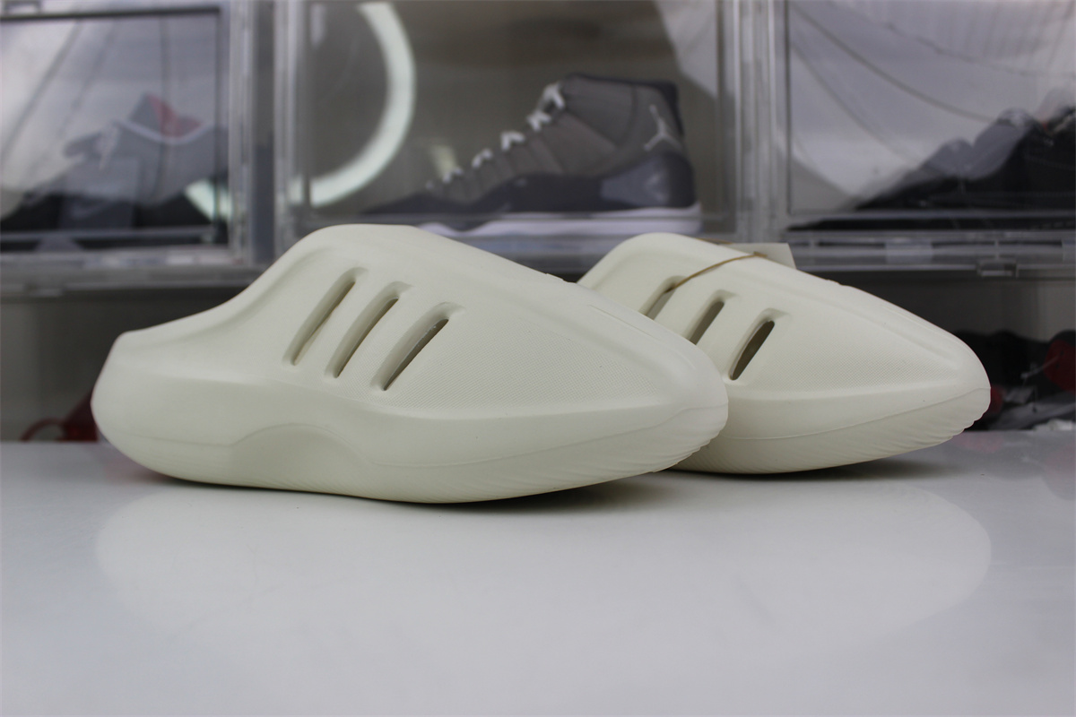 Ad*s iiinfinity slides pure white