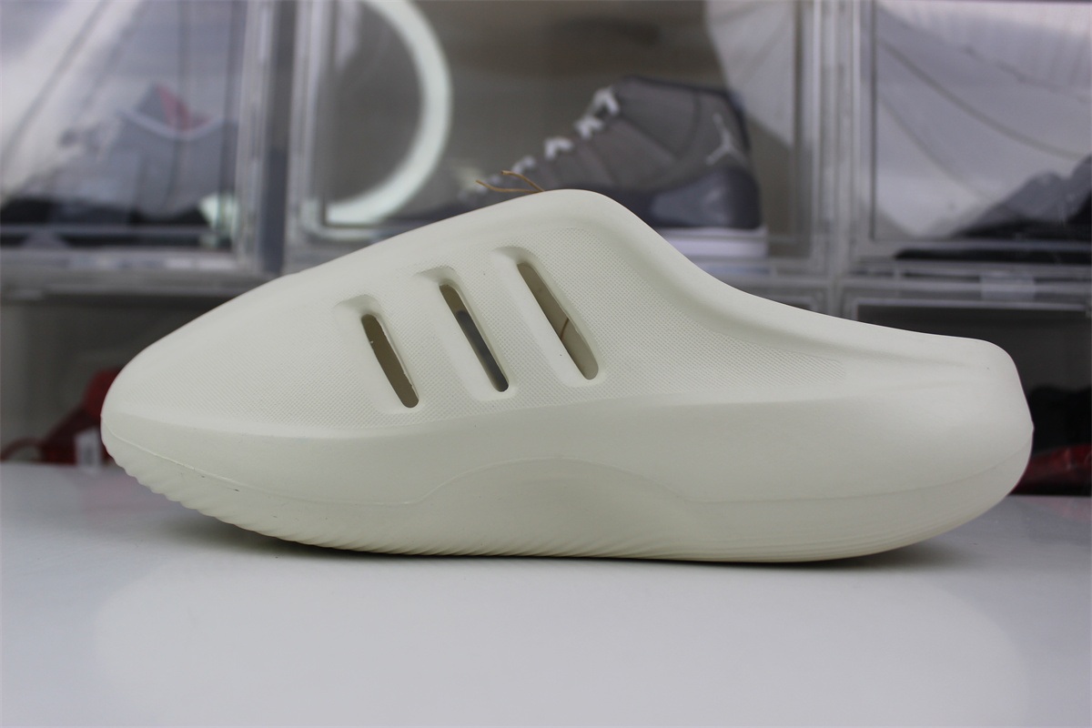 Ad*s iiinfinity slides pure white