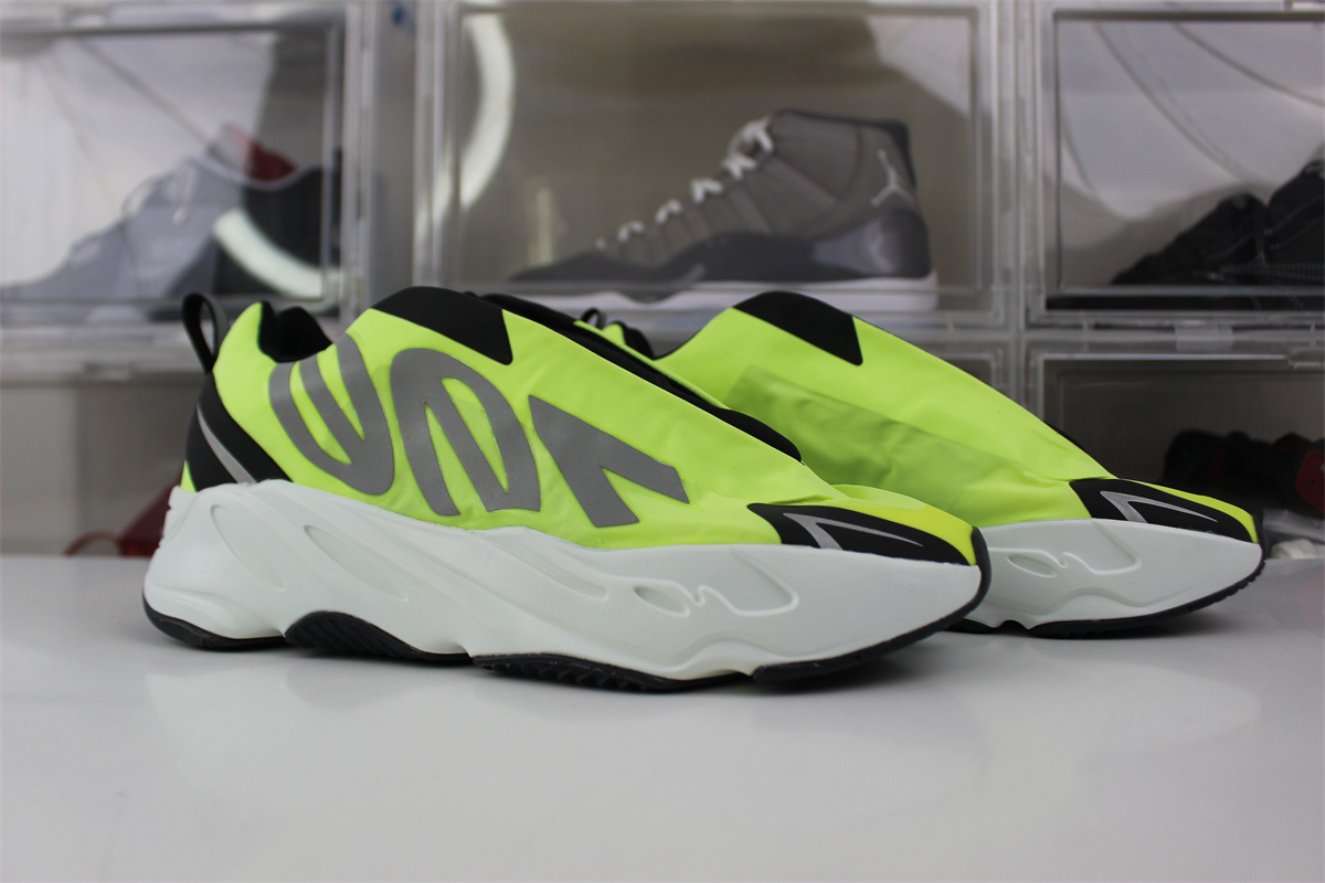 Y**zy 700 mnvn laceless “phosphor”
