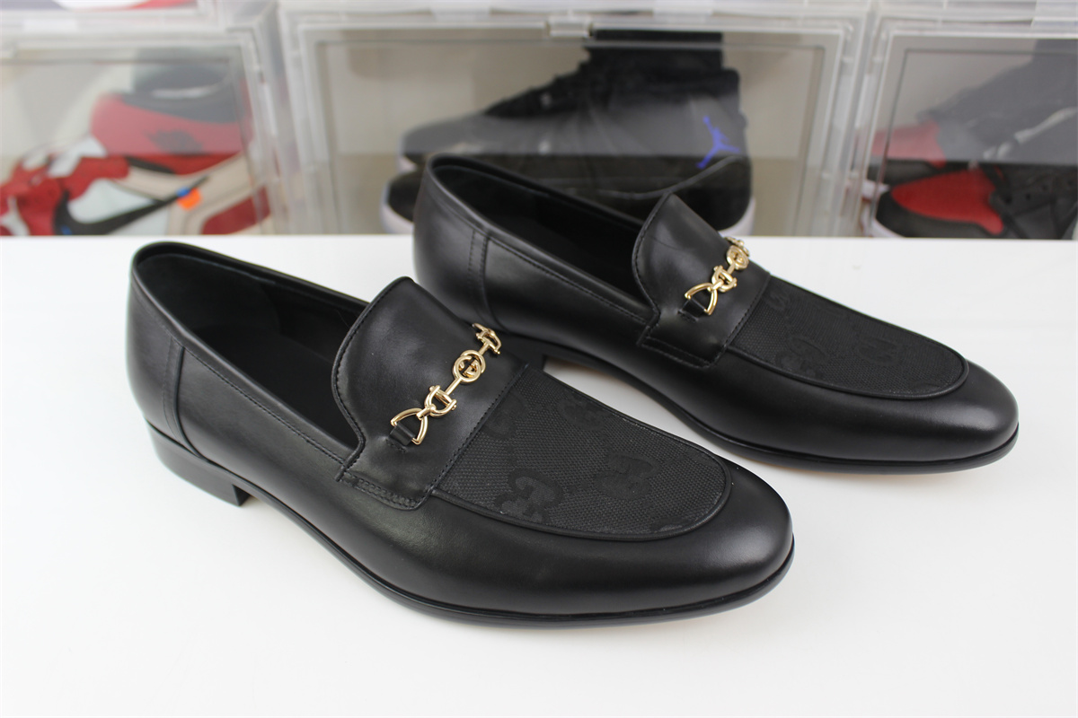 G*u*i shoes black with gold metal