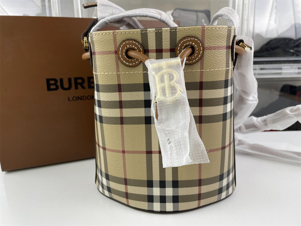 B**rry bucket (16.5x 11 x 18.5 cm)