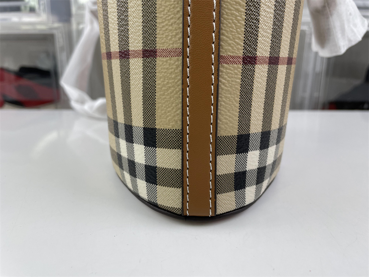 B**rry bucket (16.5x 11 x 18.5 cm)