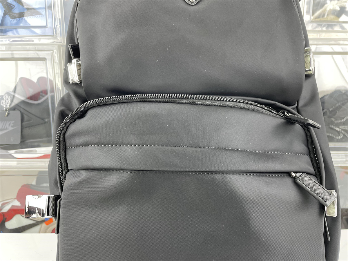 Pra*a black backpack