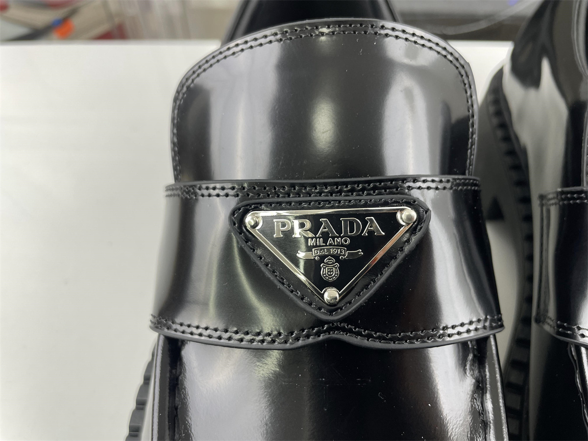 Pra*a black shoes for unisex