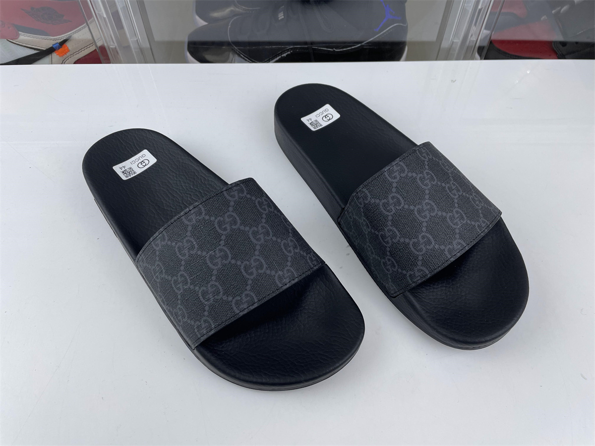 G*u*i black grey slide