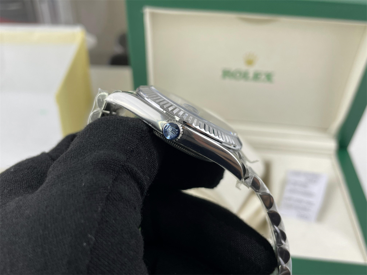 Rolex DateJust Black Dial Plate Silver with Diamonds (41mm)